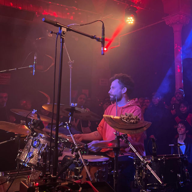 Rodri Amb playing live