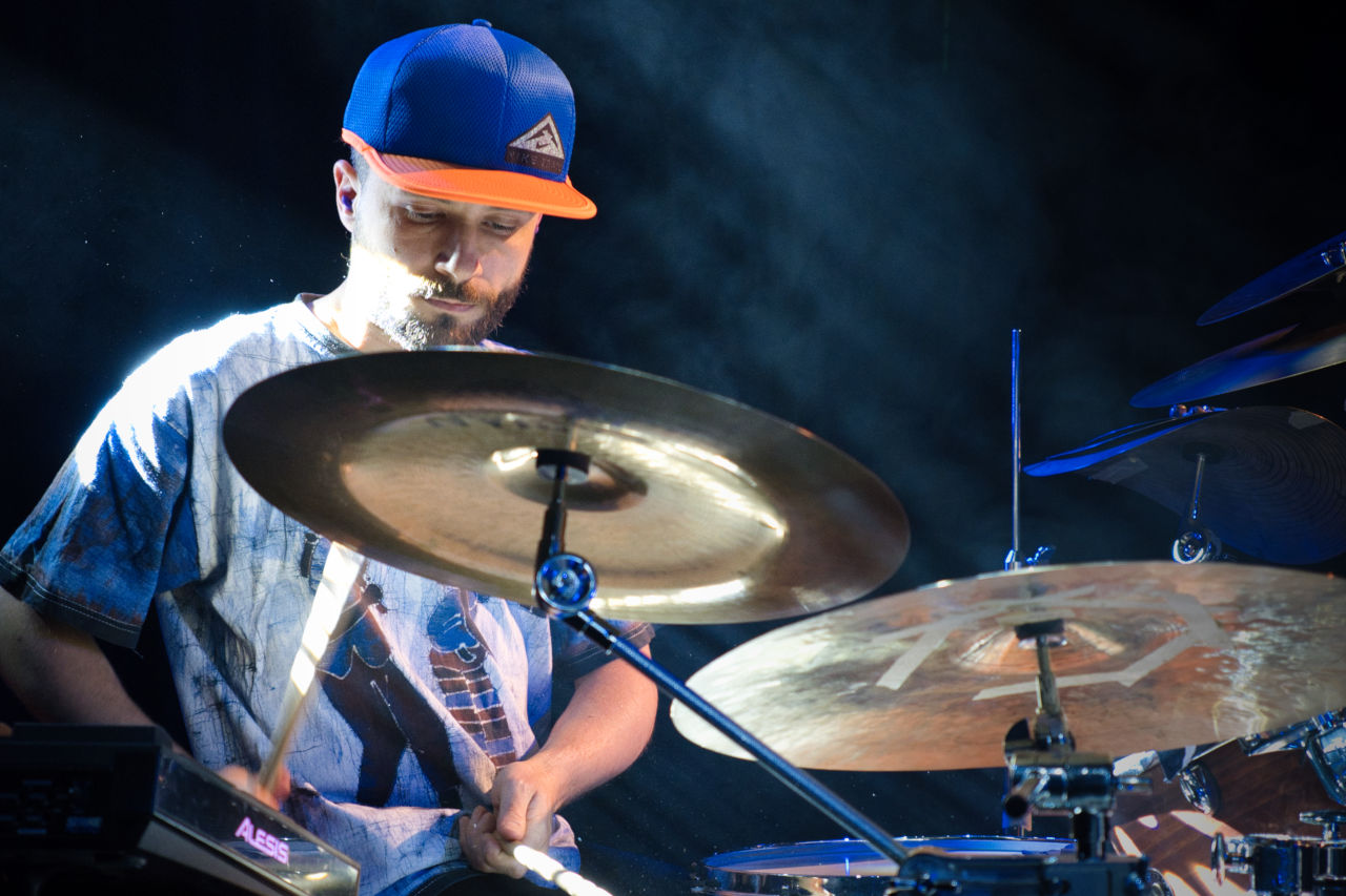 Rodri Amb playing drums live in Berlin