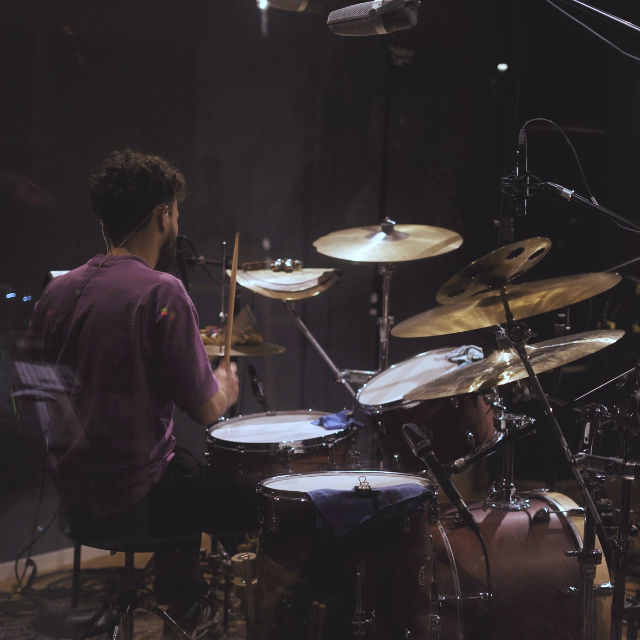 Rodri Grooves recording drums in studio